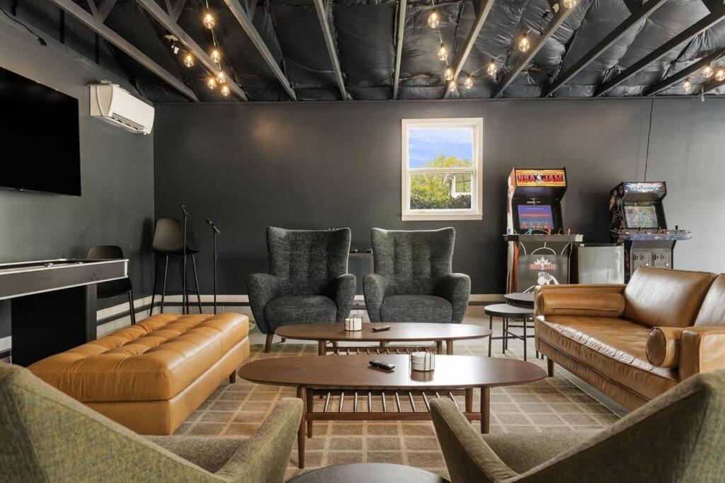 Holiday home Sunroom, Game Room, Hot Tub, Sauna, 15min To Avl