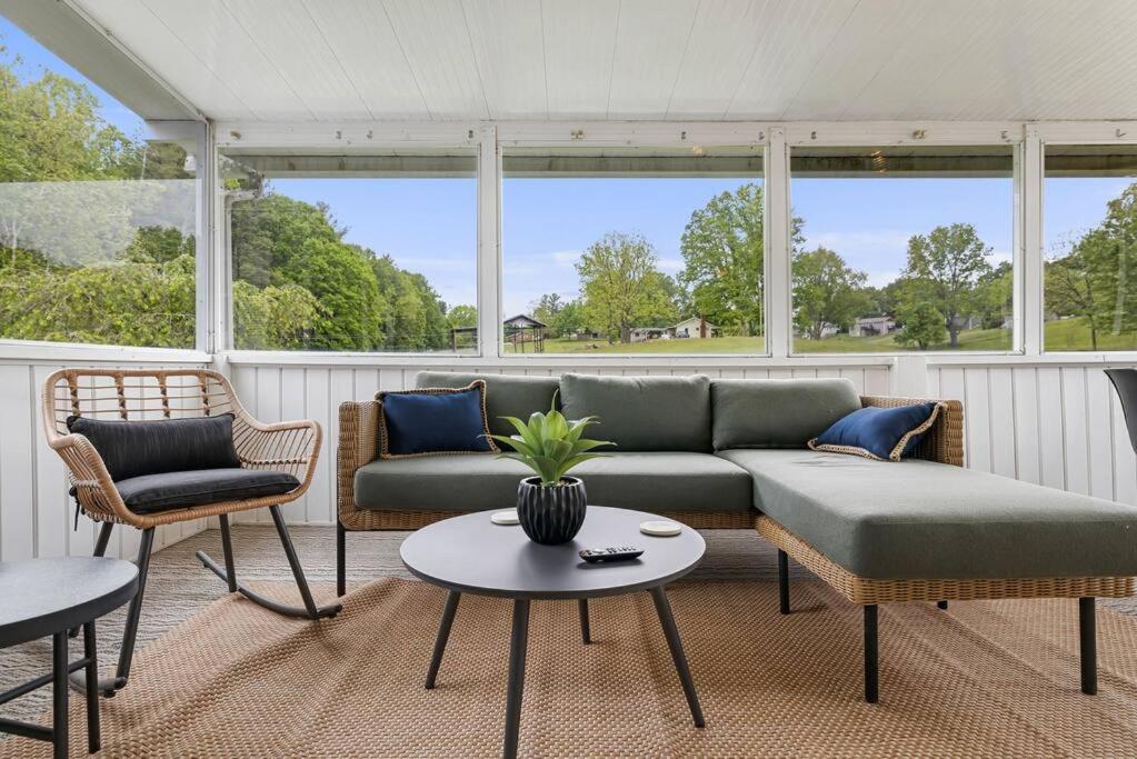Sunroom, Game Room, Hot Tub, Sauna, 15min To Avl Holiday home Asheville